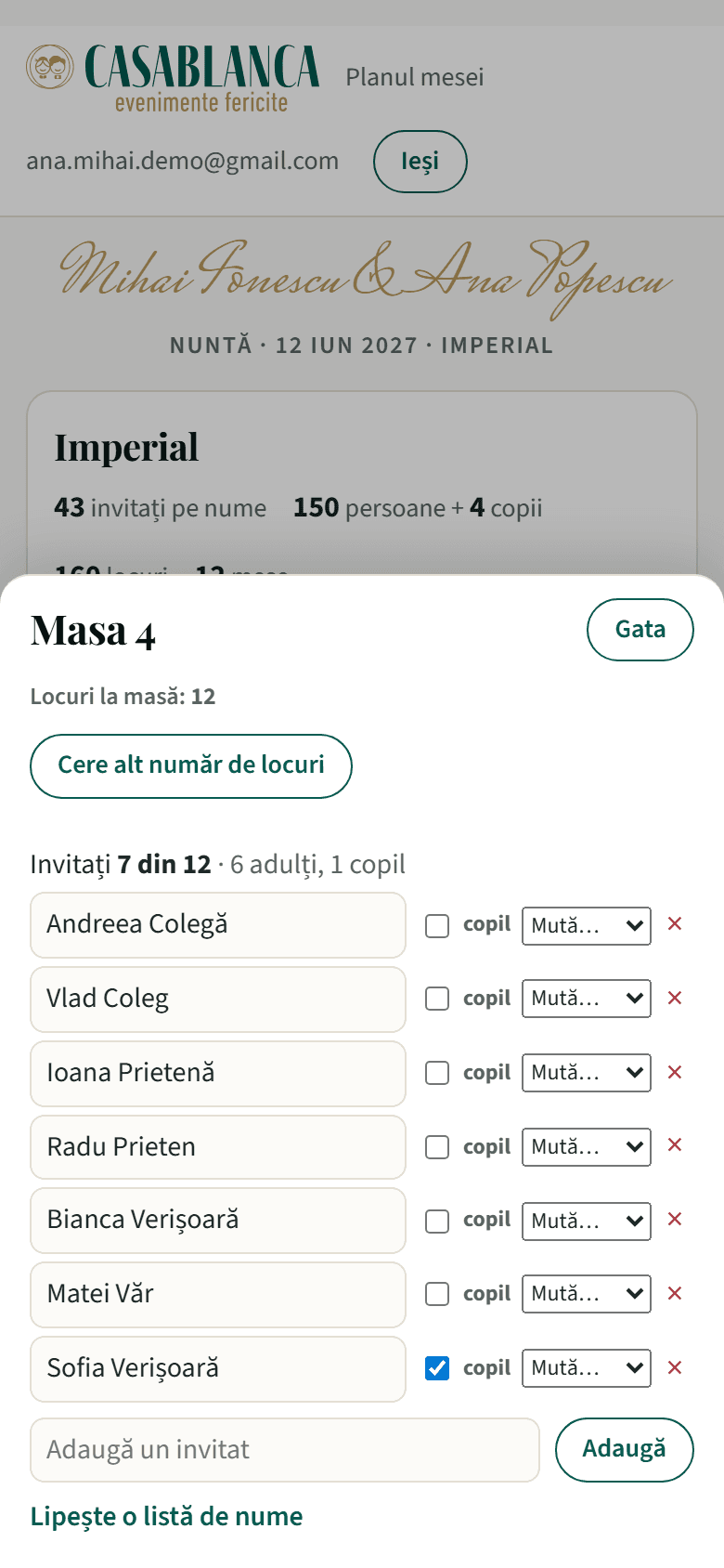 O masă deschisă pe telefon, cu lista invitaților
